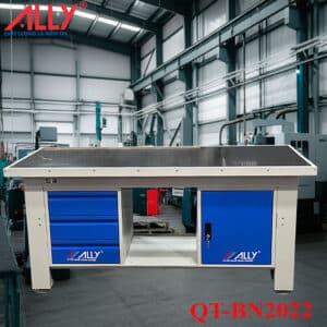Bàn nguội cơ khí Ally QT-BN2022, Bàn nguội cơ khí, Bàn nguội Ally, Bàn nguội công nghiệp, Bàn nguội nhà xưởng, Bàn nguội cơ khí có ngăn kéo, Bàn làm việc cơ khí, Bàn nguội có bảng treo, Bàn nguội đa năng, Bàn làm việc công nghiệp Ally, Bàn nguội chịu lực, Thiết bị nhà xưởng, Nội thất công nghiệp, Dụng cụ cơ khí, Sắp xếp nhà xưởng, Tối ưu không gian làm việc, Bàn nguội 5S, Thép sơn tĩnh điện, ALLY, Mua bàn nguội cơ khí, Giá bàn nguội Ally, Bàn nguội loại nào tốt, Bàn nguội giá rẻ, Bán bàn nguội cơ khí.