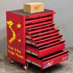 ALLY QT-07, tủ đồ nghề ALLY QT-07, tủ dụng cụ ALLY QT-07, tủ đựng dụng cụ ALLY QT-07, tủ đồ nghề 7 ngăn ALLY QT-07, tủ dụng cụ cơ khí ALLY QT-07, tủ đựng đồ nghề ALLY QT-07 giá rẻ, tủ dụng cụ công nghiệp ALLY QT-07, tủ đồ nghề phiên bản Tôi Yêu Việt Nam, mua tủ ALLY QT-07 chính hãng, giá tủ đồ nghề ALLY QT-07, tủ đồ nghề ALLY QT-07 cho xưởng cơ khí, tủ dụng cụ nhiều ngăn ALLY QT-07, tủ ALLY QT-07 Quyết Thắng, tủ ALLY QT-07 giá tốt